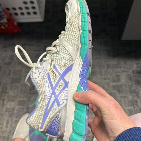 Women’s size 10.5 ASICS gel nimbus 16  worn maybe 10 times. - Picture 6 of 10